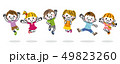 ジャンプする子供たち 49823260