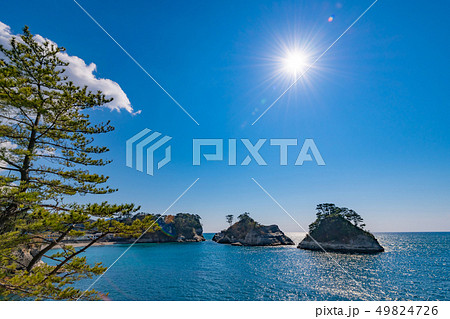 静岡県賀茂郡西伊豆町　堂ヶ島の景色　夕日の町堂ヶ島 49824726