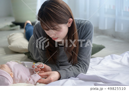 赤ちゃん　子育て 49825510