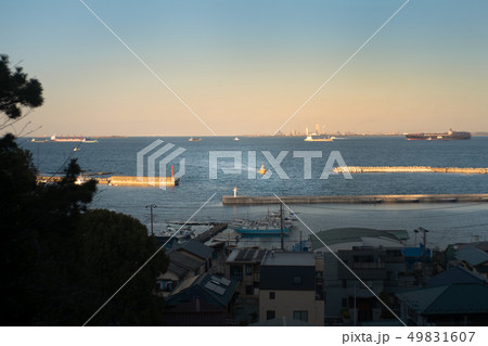 海と空が夕日に染まるころ、船が走水の港に入港してきました。 海と空が夕日に染まるころ、船が走水の港に入港してきました。 49831607