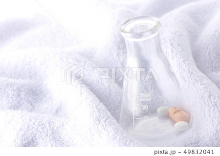 三角フラスコとお薬 49832041