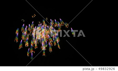 虹色の打ち上げ花火　千輪　ワイド 49832926