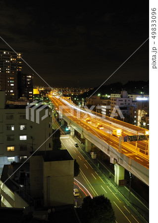 夜の高速道路と港町 49833096