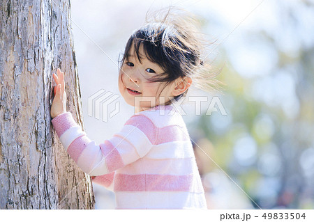 公園で遊ぶ女の子 49833504