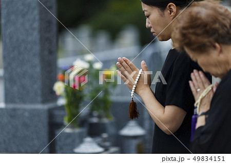お墓参りをする女性 49834151