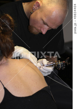 a man tattooing 49834404