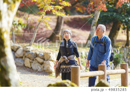 観光を楽しむ夫婦 49835285