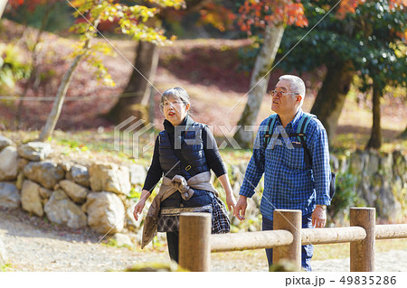観光を楽しむ夫婦 49835286