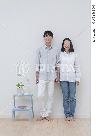 手を繋ぎ壁にもたれて立つカップル 手を繋ぎ壁にもたれて立つカップル 49836104