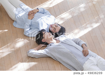 床で眠るカップル 49836209