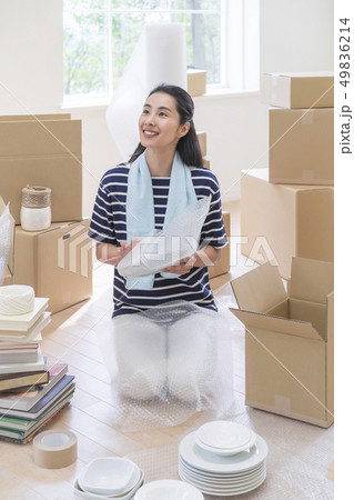 座ってお皿を包む女性 49836214