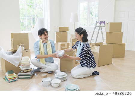 床に座って食器を包むカップル 49836220