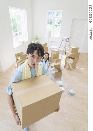 段ボールを持った男性 49836222