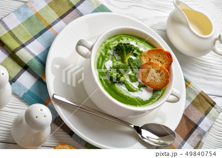 broccoli cream soup with fresh mint, close-up 49840754