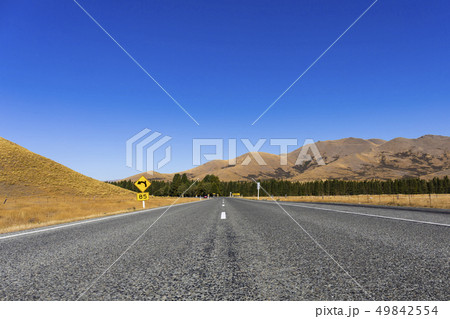 果てしなく続く道　道路 49842554