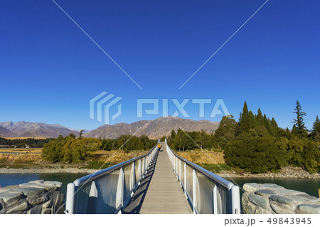 テカポ湖にかかる橋　Foot Bridge 49843945