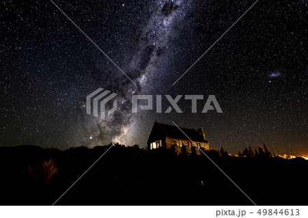 善き羊飼いの教会と天の川　テカポ湖の絶景 49844613