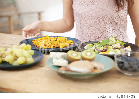 ヘルスケア 健康 食事をする若い女性 ヘルスケア 健康 食事をする若い女性 49844708