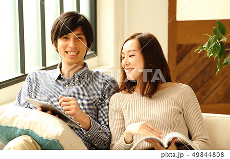 休日を過ごすカップルのイメージ 休日を過ごすカップルのイメージ 49844808