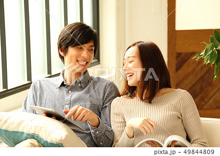 休日を過ごすカップルのイメージ 休日を過ごすカップルのイメージ 49844809