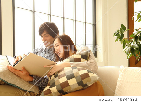 休日を過ごすカップルのイメージ 49844833