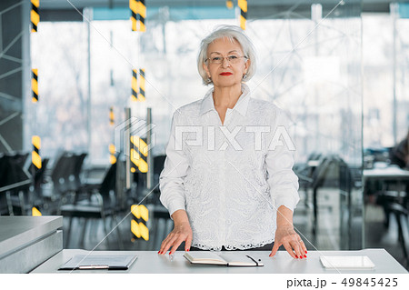 business coaching senior female team leader 49845425