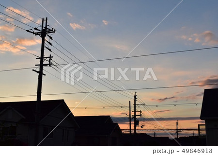 夕方の住宅街の空 49846918