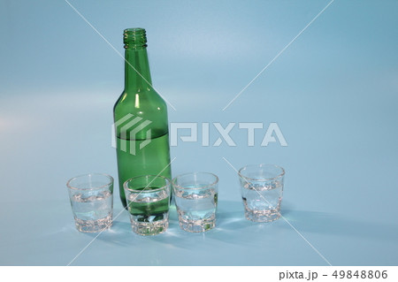 焼酎 焼酎の杯 焼酎のボトル 49848806