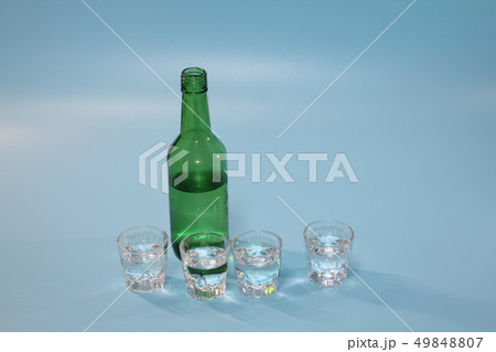 焼酎 焼酎の杯 焼酎のボトル 49848807