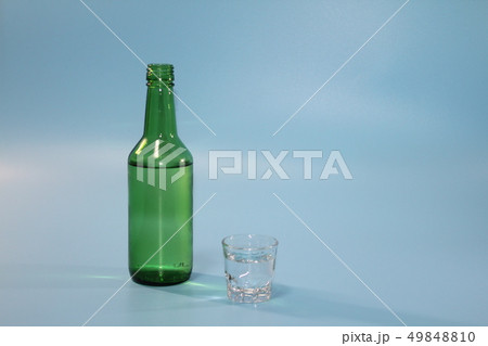 焼酎 焼酎の杯 焼酎のボトル 49848810