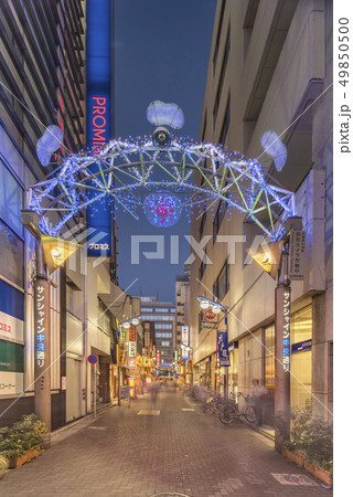 池袋駅東口の商店街防犯カメラ付きの入り口の門。 池袋駅東口の商店街防犯カメラ付きの入り口の門。 49850500