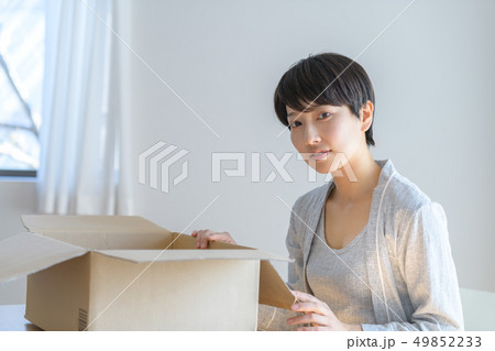 女性 ライフスタイル 荷物 女性 ライフスタイル 荷物 49852233