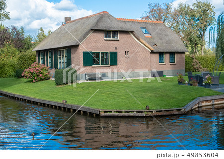 Giethoorn village with canals and rustic thatched 49853604