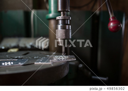 ボール盤で面取り加工 49856302