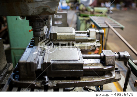 フライスで切削加工 49856479