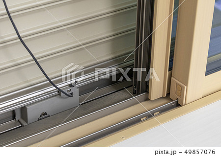 閉めた窓のシャッター 49857076