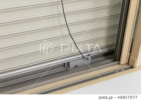 閉めた窓のシャッター 49857077