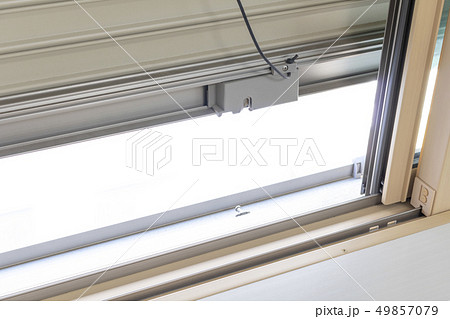 閉めた窓のシャッター 49857079