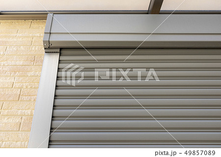 閉めた窓のシャッター 閉めた窓のシャッター 49857089