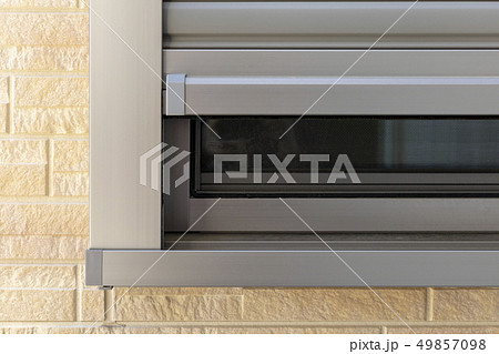 閉めた窓のシャッター 49857098