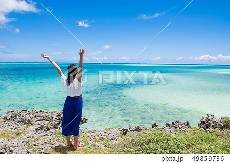 沖縄の海と女性 一人旅 の写真素材