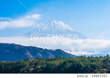 Beautiful landscape of mountain fuji with maple leaf tree around lake 49861092