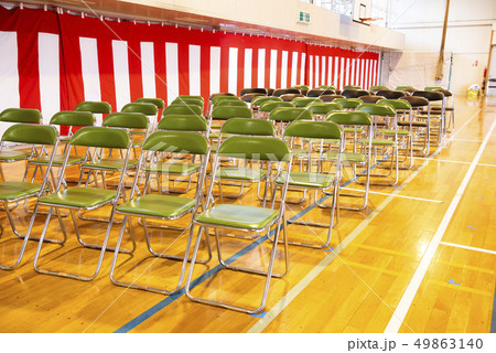 卒業式 会場（整列する椅子 校名なしバーション） 49863140