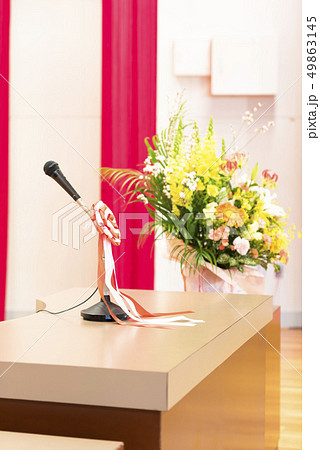 卒業式 会場(演台 マイク 壇上花 校名なしバーション) 卒業式 会場(演台 マイク 壇上花 校名なしバーション) 49863145