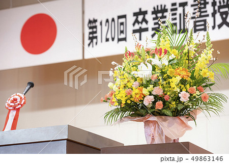 卒業式 会場(演台 マイク 壇上花 校名なしバーション) 卒業式 会場(演台 マイク 壇上花 校名なしバーション) 49863146