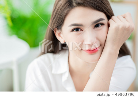 woman face close up 49863796