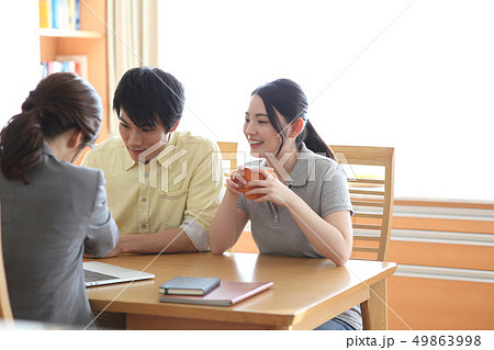営業する女性 49863998
