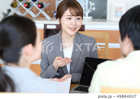 営業する女性 営業する女性 49864037