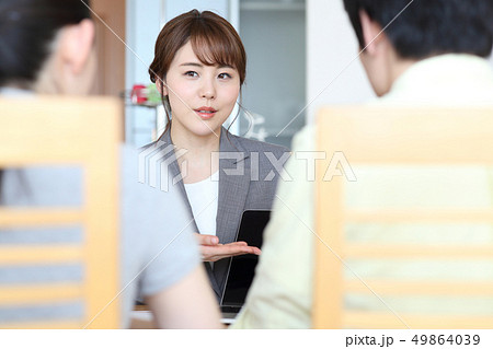 営業する女性 営業する女性 49864039