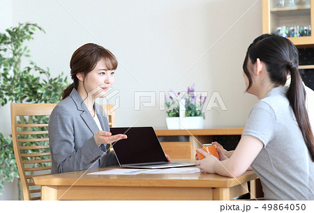 営業する女性 営業する女性 49864050